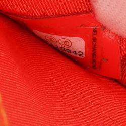 مملوكة مسبقًا حقيبة شانيل رفرف كافيار مبطن برتقالي صغير عند غروب الشمس على البحر