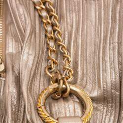 مملوكة مسبقًا حقيبة ظهر شانيل برباط كوكو ثنيات جلد عجل معدني ذهبي متوسط