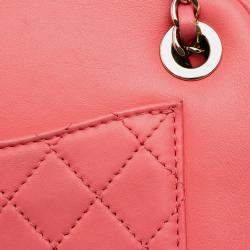 مملوكة مسبقًا حقيبة كاميرا شانيل وردية جلد الضأن مع شعار CC كريستال عملاق