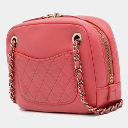 مملوكة مسبقًا حقيبة كاميرا شانيل وردية جلد الضأن مع شعار CC كريستال عملاق