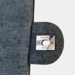 Pre Owned حقيبة شانيل قلاب كامليا مطرزة متوسطة من قماش الدينيم الأزرق