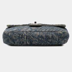 Pre Owned حقيبة شانيل قلاب كامليا مطرزة متوسطة من قماش ال دينيم الأزرق