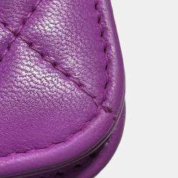 مملوكة مسبقًا محفظة شانيل بنفسجية من جلد الخراف كوكو مع سلسلة