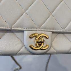 مملوكة مسبقًا Chanel Pearl handle bag white with gold hardware