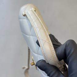 مملوكة مسبقًا Chanel Pearl handle bag white with gold hardware