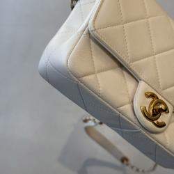 مملوكة مسبقًا Chanel Pearl handle bag white with gold hardware