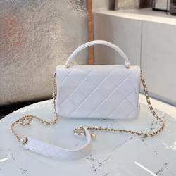مملوكة مسبقًا Chanel Pearl handle bag white with gold hardware