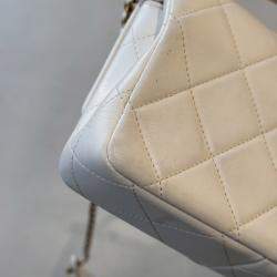 مملوكة مسبقًا Chanel Pearl handle bag white with gold hardware