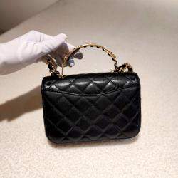 مملوكة مسبقًا Chanel 23B top-handle chain bag black with mixed hardware