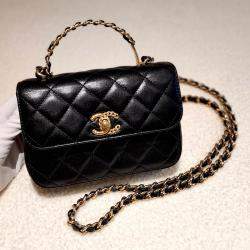 مملوكة مسبقًا Chanel 23B top-handle chain bag black with mixed hardware