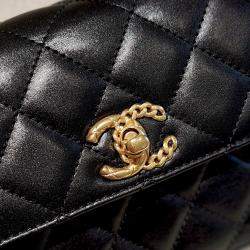 مملوكة مسبقًا Chanel 23B top-handle chain bag black with mixed hardware