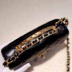 مملوكة مسبقًا Chanel 23B top-handle chain bag black with mixed hardware