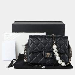 مملوكة مسبقًا حقيبة كتف شانيال جلد أسود بياقة لؤلؤية خيالية مغلقة