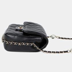 مملوكة مسبقًا حقيبة كتف شانيال جلد أسود بياقة لؤلؤية خيالية مغلقة