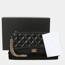 مملوكة مسبقًا حقيبة يد شانيل رييشو جلد أسود مع سير معصم