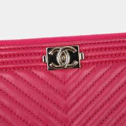 Pre Owned Chanel Boy Chevron New Medium Red Lambskin Leather Clutch