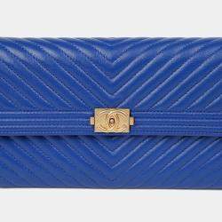 مملوكة مسبقًا Chanel Boy Classic Long Blue Lambskin Wallet
