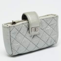 مملوكة مسبقًا Chanel CC O Silver Quilted Leather Phone Pouch