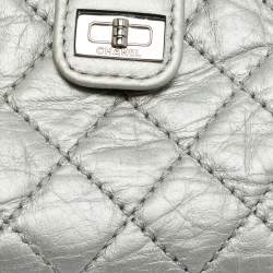 مملوكة مسبقًا Chanel CC O Silver Quilted Leather Phone Pouch