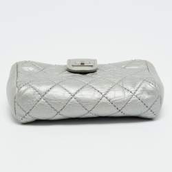 مملوكة مسبقًا Chanel CC O Silver Quilted Leather Phone Pouch
