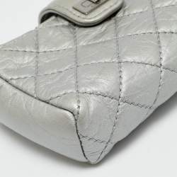 مملوكة مسبقًا Chanel CC O Silver Quilted Leather Phone Pouch