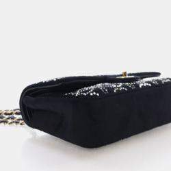 Pre Owned حقيبة شانيل كلاسيك قلاب مزدوج مخمل أسود مرصعة بالكريستال وحجم متوسط