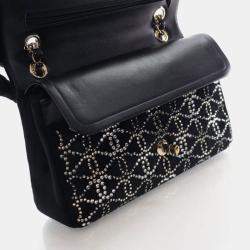 Pre Owned حقيبة شانيل كلاسيك قلاب مزدوج مخمل أسود مرصعة بالكريستال وحجم متوسط