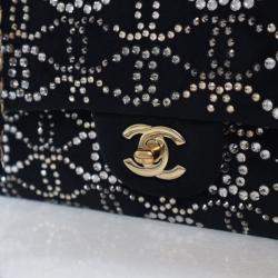 Pre Owned حقيبة شانيل كلاسيك قلاب مزدوج مخمل أسود مرصعة بالكريستال وحجم متوسط