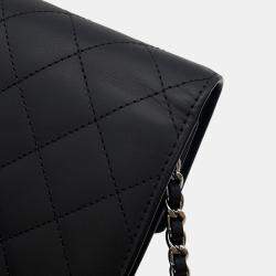 مملوكة مسبقًا محفظة بسلسلة شانيل كامبون جلد خروف سوداء