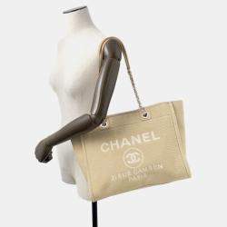 مملوكة مسبقًا حقيبة شانيل دوفيل توت قماش بيج مقاس ميديوم