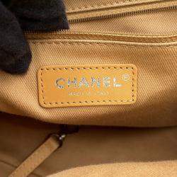 مملوكة مسبقًا حقيبة شانيل دوفيل توت قماش بيج مقاس ميديوم