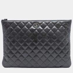 مملوكة مسبقًا حقيبة كلتش شانيل أو كيس كبير جلد لامع متقزح مبطن أسود