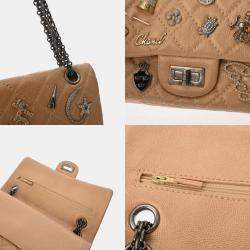 مملوكة مسبقًا Chanel Matelasse 2.55 Chain Shoulder Bag 23Cm Icon Charm Double Flap Beige Gold Calfskin