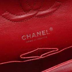 مملوكة مسبقًا حقيبة شانيل بكتف مزدوجة الغطاء من جلد العجل المكبوس الكافيار الأحمر