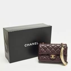 مملوكة مسبقًا حقيبة فلاب جلد مبطن بورجوندي مستطيلة صغيرة جدًا من شانيل