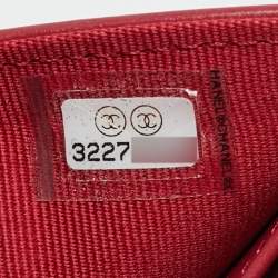 مملوكة مسبقًا Chanel Black Quilted Leather 19 Card Case