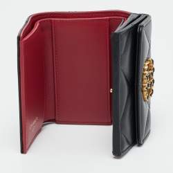 مملوكة مسبقًا Chanel Black Quilted Leather 19 Card Case