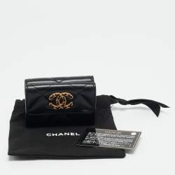 مملوكة مسبقًا Chanel Black Quilted Leather 19 Card Case