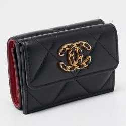 مملوكة مسبقًا Chanel Black Quilted Leather 19 Card Case