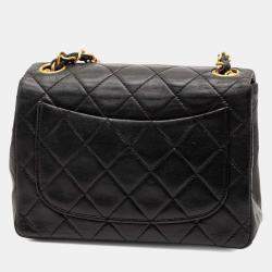 مملوكة مسبقًا حقيبة شانيل سوداء مربعة صغيرة كلاسيك جلد الخروف مع رفرف واحد