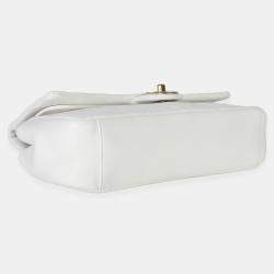 Pre Owned حقيبة شانيل فلاب مصنوعة من جلد الخروف البيضاء "A Real Catch" مبطنة