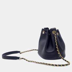 مملوكة مسبقًا حقيبة شانيل جلد سوداء صغيرة دلو