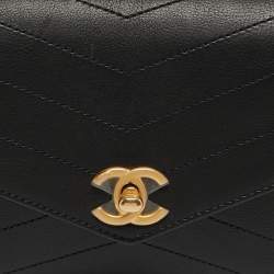 مملوكة مسبقًا Chanel  Coco Black Chevron Leather Waist Belt Bag