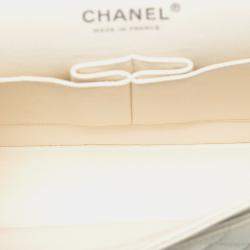 Pre Owned شانيل أبيض متوسط كلاسيكي كافيار رفرف مزدوج