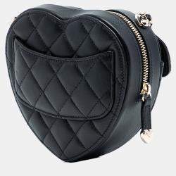 مملوكة مسبقًا حقيبة شانيل كروس بودي قلب حب جلد خروف صغير سوداء.