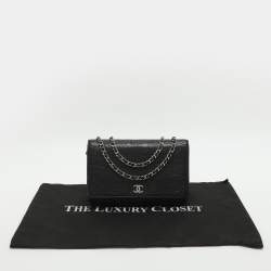 مملوكة مسبقًا Chanel WOC Black Camellia Embossed Leather Clutch Bag