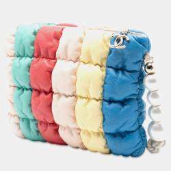 Pre Owned حقيبة كلتش شانيل لؤلؤة صناعية جلد الغنم مبطن متعدد الألوان CC أبيض