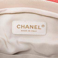 Pre Owned حقيبة كلتش شانيل لؤلؤة صناعية جلد الغنم مبطن متعدد الألوان CC أبيض