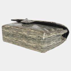 Pre Owned حقيبة شانيل كلاسيكية مزدوجة مبتكرة مخططة بالأبيض والأسود حجم متوسط