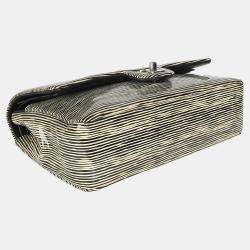 Pre Owned حقيبة شانيل كلاسيكية مزدوجة مبتكرة مخططة بالأبيض والأسود حجم متوسط